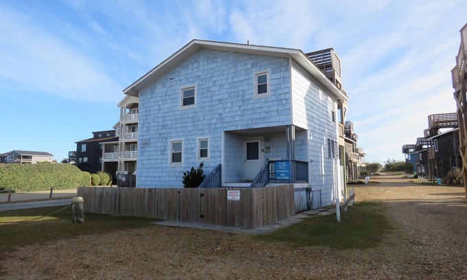 South Nags Head House | Ocean Side/Crow's Nest Views/Fenced pet yard/xbox one S/pet friendly