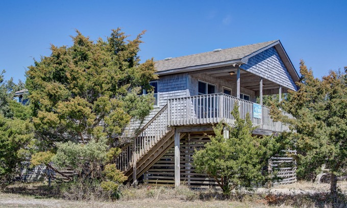 Salvo House | ocean-side vacation gem steps to beach w/central AC, WiFi, balcony, washer/dryer