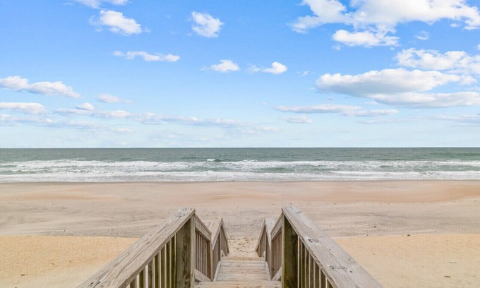North Topsail Beach House | Oceanfront 5 BD Pet Friendly Oasis - AUG 18-22 open