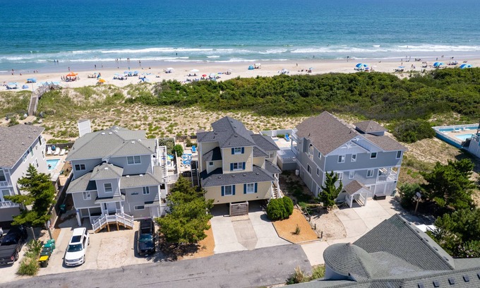 Ocean Sands House | OCEANFRONT, Private Pool, Ocean Views, Close to Beach Access! OS3Q, Banana Wind