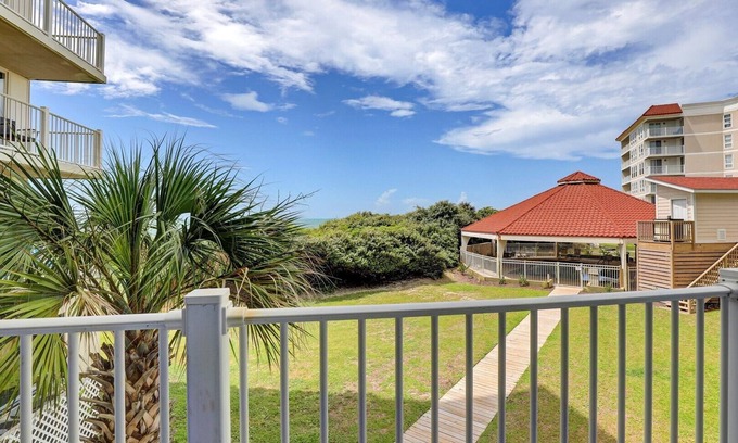 Sneads Ferry House | Oceanfront Condo with beach access