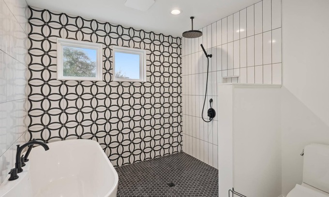 Southern Shores House | Only 200 ft to beach! NEWLY RENOVATED for 2024! Private Pool & Hot Tub!
