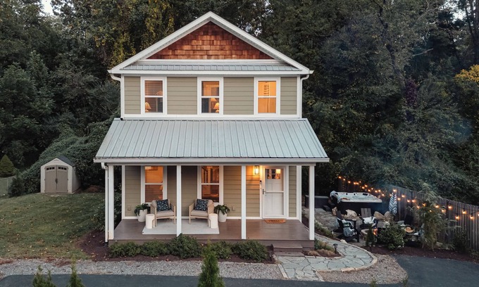 Oakley House | Peaceful Family-Friendly Cottage near Biltmore + DT