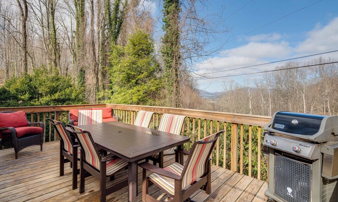 Hendersonville Cabin | Peaceful Hendersonville Cabin - Hot Tub & Fire Pit