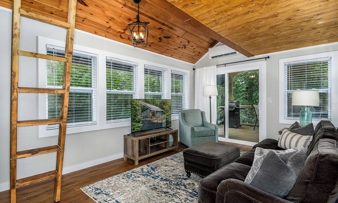 Newland House | Pet Friendly- Romantic Getaway- Hiking galore nearby BRPW & Grandfather Mountain