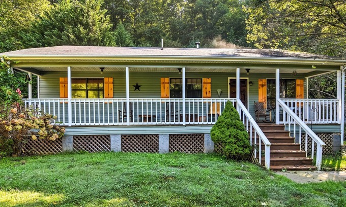 Swannanoa Cottage | Pet-Friendly Vacation Rental - 15 Mi to Asheville!