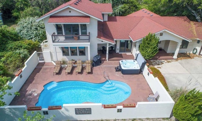 Southern Shores House | Pool, Hot Tub and Mins to Beach!