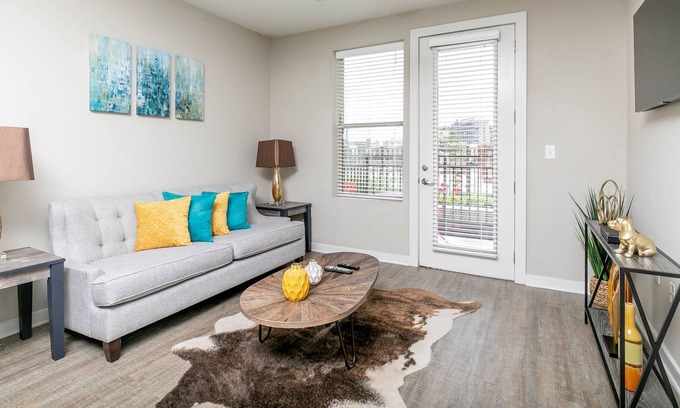 Downtown Apartment | ★Poolside View★Downtown★Warehouse District★