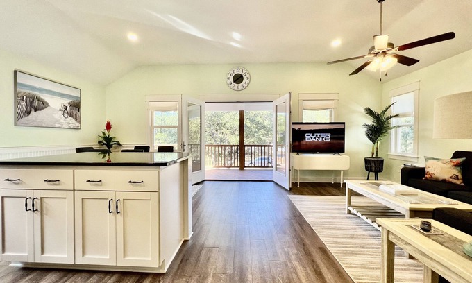 Colington House | Poseidon's Getaway - Beach House: OUTDOOR HOT TUB, 2 King Beds, and 1 Queen Bed