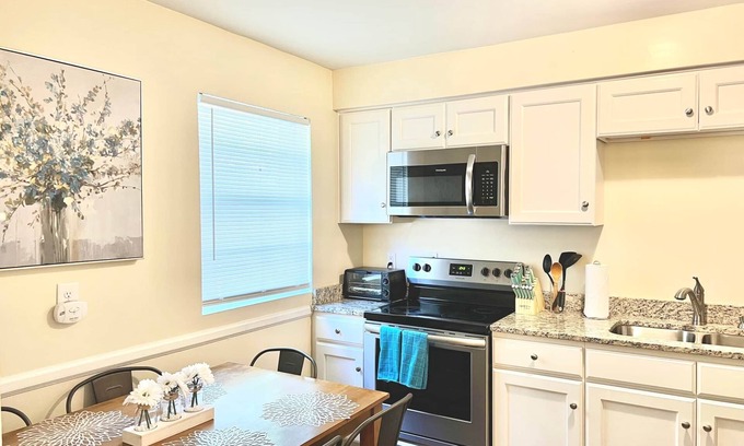 Durham Apartment | ★Prime Pad ★ King Bed ★ Long Term Stays ★ Duke★
