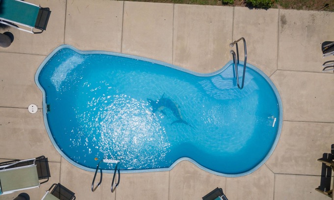 Colington House | Private Pool🏊♂️ Hot Tub⛱ Walk or Bike to Beach🌊Soundview, Privacy Fence