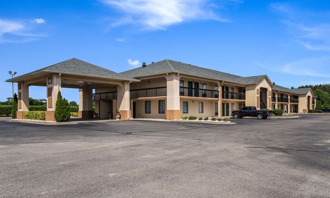 Gold Rock Hotel | Quality Inn North Battleboro