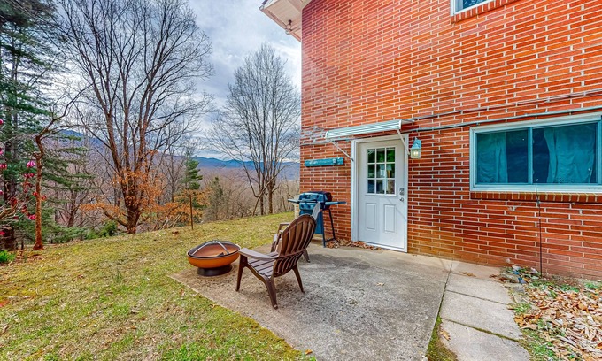 Waynesville Apartment | Remodeled mountain studio close to downtown with full kitchen, firepit, & patio