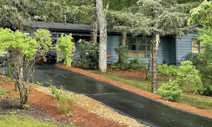 Highlands Hills Cottage | Renovated Highland’s cottage - private and 3 minutes from downtown!