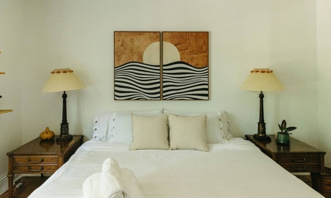 Oakley House | Renovated King Suite + 4 Queens.