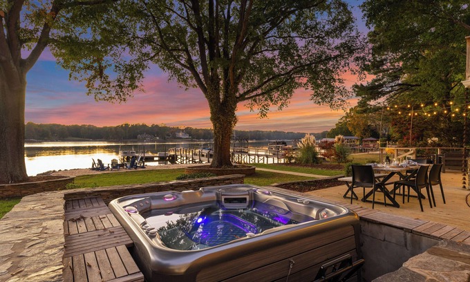 Mayhew House | Sandy Shore - Coastal Cottage Meets Urban Contemporary w/Optional Boat Rental
