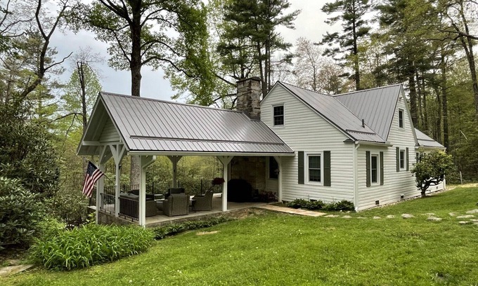 Highlands House | Satulah Mountain Retreat-5 min to Main Street! 4 BR/3 baths