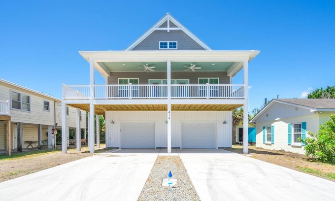 Kure Beach House | 🌊SeaWave: Spacious Pet-Friendly House with Deck & Grill | Walk 2 Beach🌊