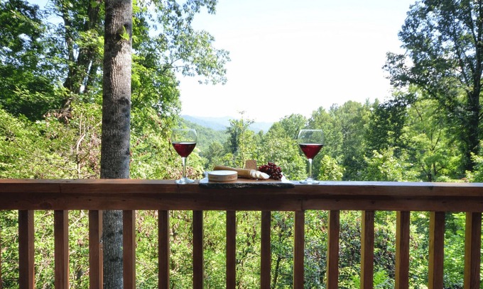Bryson City Cabin | Serenity - Free Railroad Tours +Serene Forest Cabin+ Relaxing, Secluded Hot Tub