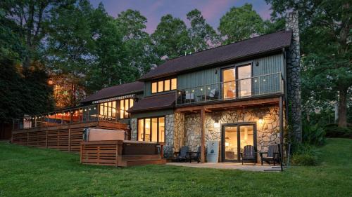 Sherrills Ford House | Shady Daze: Waterfront Home w Deck Hot Tub Lake Views