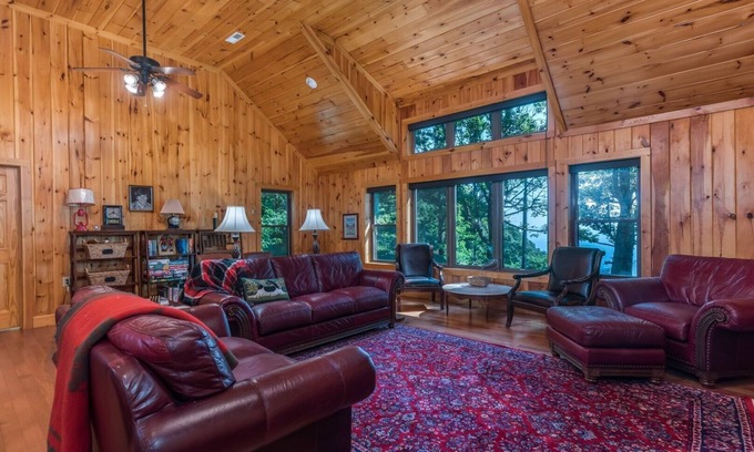 Lynn Cabin | Skyview | Mountaintop Cabin with Grand Views | TIEC access.