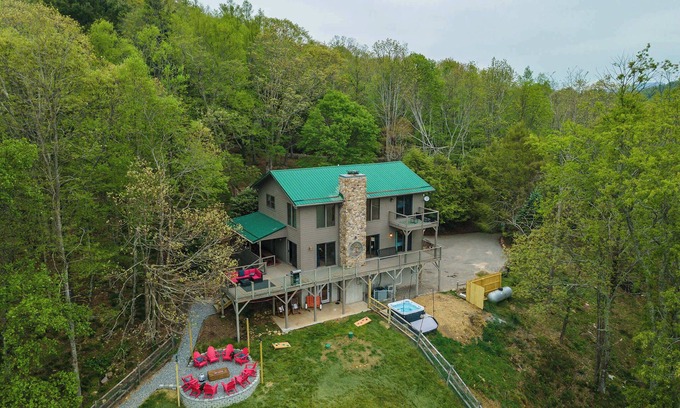 Fairview House | Sleeps 20! Hot Tub~Outdoor Theater~Putt Putt~Games