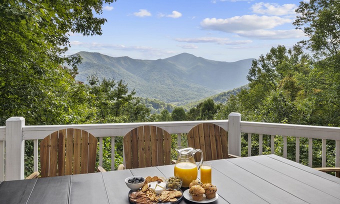 Maggie Valley House | Smokey Mtn Retreat: YEAR-ROUND VIEWS! GAME ROOM! HOT TUB! GOLF & SKI NEARBY!