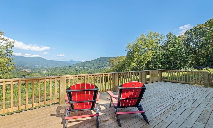 Waynesville House | Smoky Mountain Tiny Home Escape – 16 Acres Near Waynesville & Maggie Valley