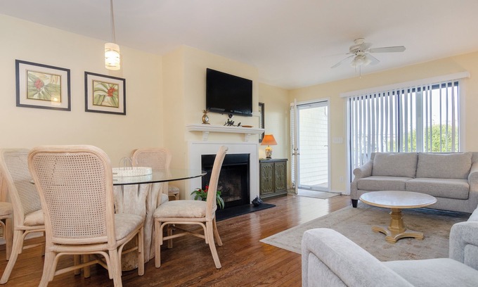 Wrightsville Beach House | Spacious 3BR Townhome 1 Block to Johnnie Mercers!
