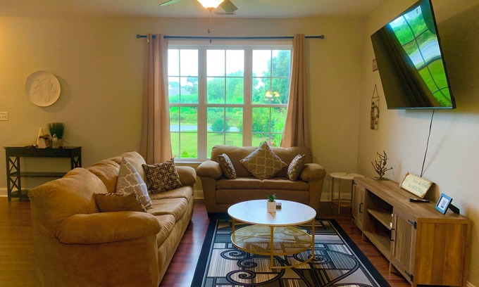 Sneads Ferry House | Spacious oasis 10 min to Topsail beach, 10 mins to Camp Lejeune- Pet friendly
