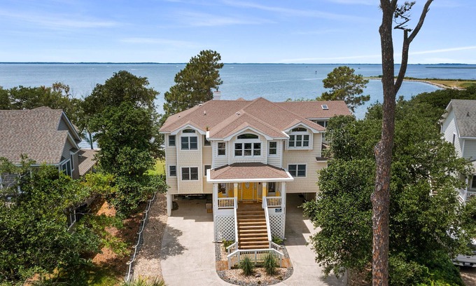 Corolla Light House | Spontaneity: Soundfront, Shared Pool, Hot Tub