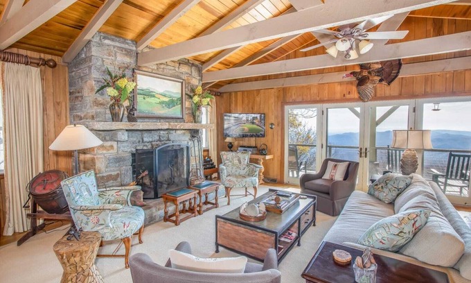Blowing Rock Cabin | Sprawling Mountainside Home in Quiet Community