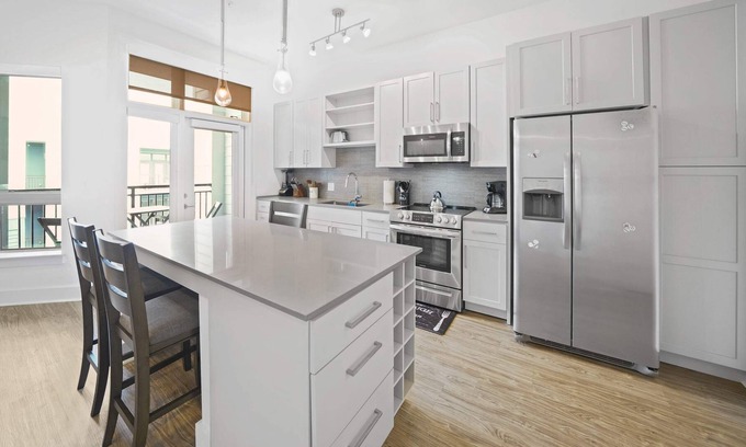 Second Ward Condo | StaysByWalker Uptown 1BR Gym/Parking/Desk/KingBed