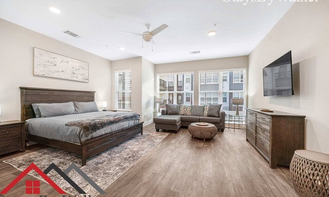 Fourth Ward Condo | StaysByWalker Uptown Studio! KingBed/Gym/Pool/Spa