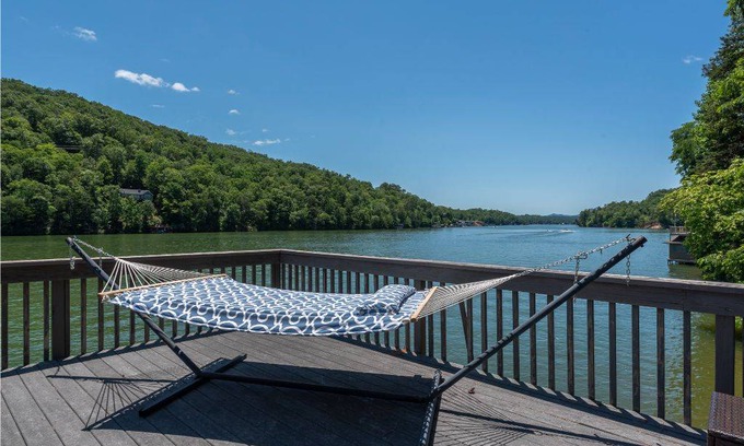 Lake Lure Apartment | Studio flat ∙ 5 bedrooms ∙ 12 guests
