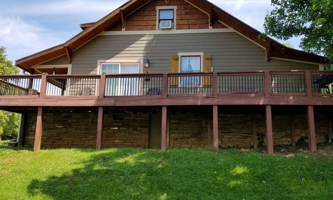 Woodfin House | Summer House Across From French Broad River With 6 Free Tubes For Guests!