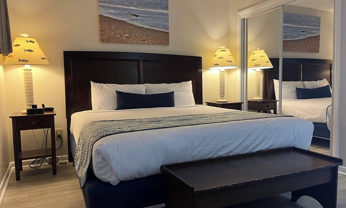 Wrightsville Beach Condo | Summer Sands- I'll Strand By You Room 201