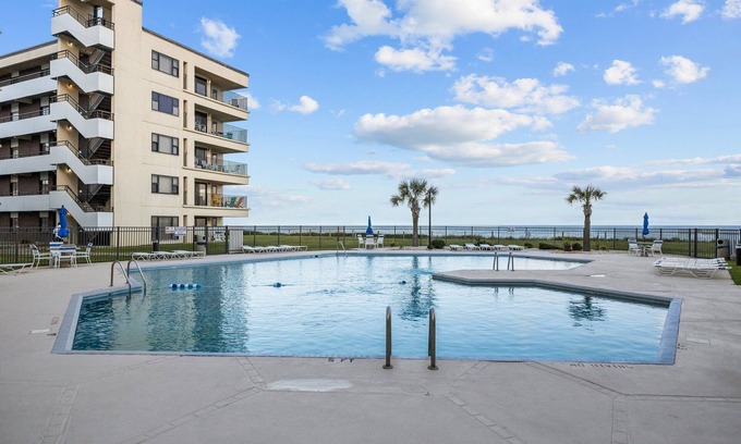 Indian Beach Condo | Summer Winds 3BR | Ground-Floor Corner Unit w/Pools, Beach & Amenities