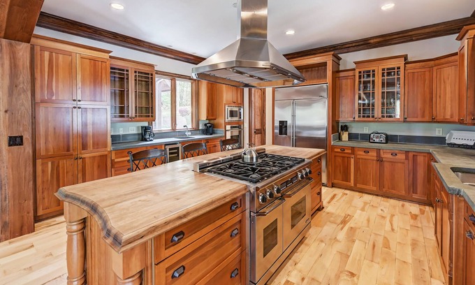 Mayhew House | Sunset Shores | 3 docks | sleeps 38 | Renovations completed! Beach Area