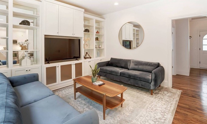 Cotswold House | Sunset Villa - 10 mins. from Uptwn Charlotte in Cotswold - Stylish&Chic - Fenced - PetsOK - Fire pit