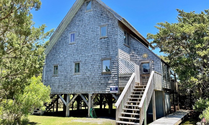 Ocracoke House | Sunspace: Quiet location, screened porch, deck, treetop sunsets
