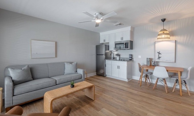 Yaupon Beach Condo | The Beach House at Oak Island 204: 1BR Apartment King + QSS