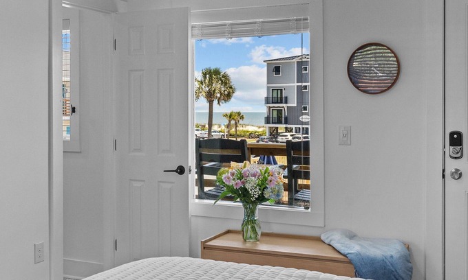 Yaupon Beach Condo | The Beach House at Oak Island 210: King Suite