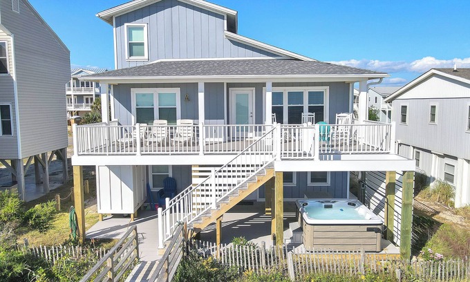 Oak Island House | The Beachcomber: Spacious, Family-friendly, Dog-friendly, Oceanfront Home with G