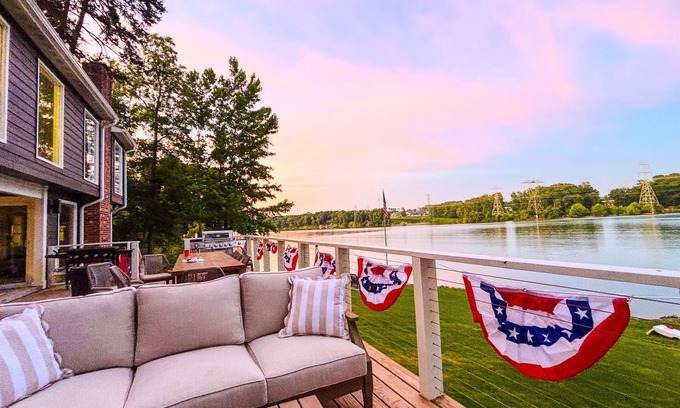 South Belmont House | The Belmont Lake Retreat -Sleeps 14!