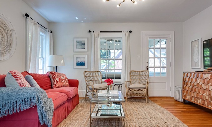 Downtown House | The City Charmer- Mordecai- 5 min to DWTN/Pets