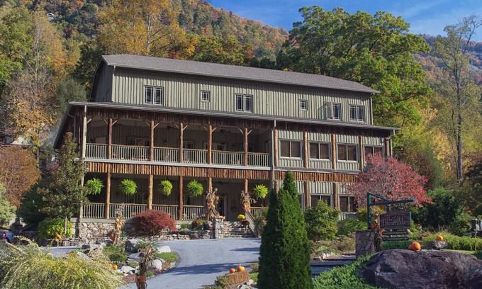 Chimney Rock Bed & Breakfast | The Esmeralda Inn, Restaurant and Spa - No Cleaning Fees!