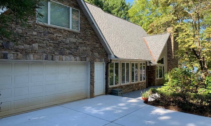 Mayhew House | The Hideaway: Lakefront Living At Its Best, Family/Pet Friendly with WiFi
