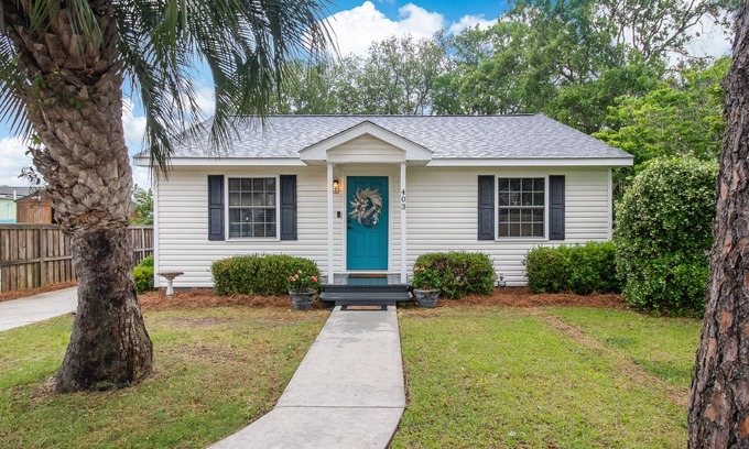Long Beach House | THE PERFECT BEACH HOUSE- Oak Island "Walk to the Pier"! LINENS INCLUDED!