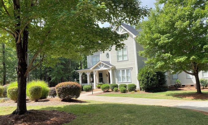 Mayhew House | The POINT at TRUMP GOLF CLUB FURNISHED 4 BR/4.5 BATH WATER VIEWS + FENCED YARD